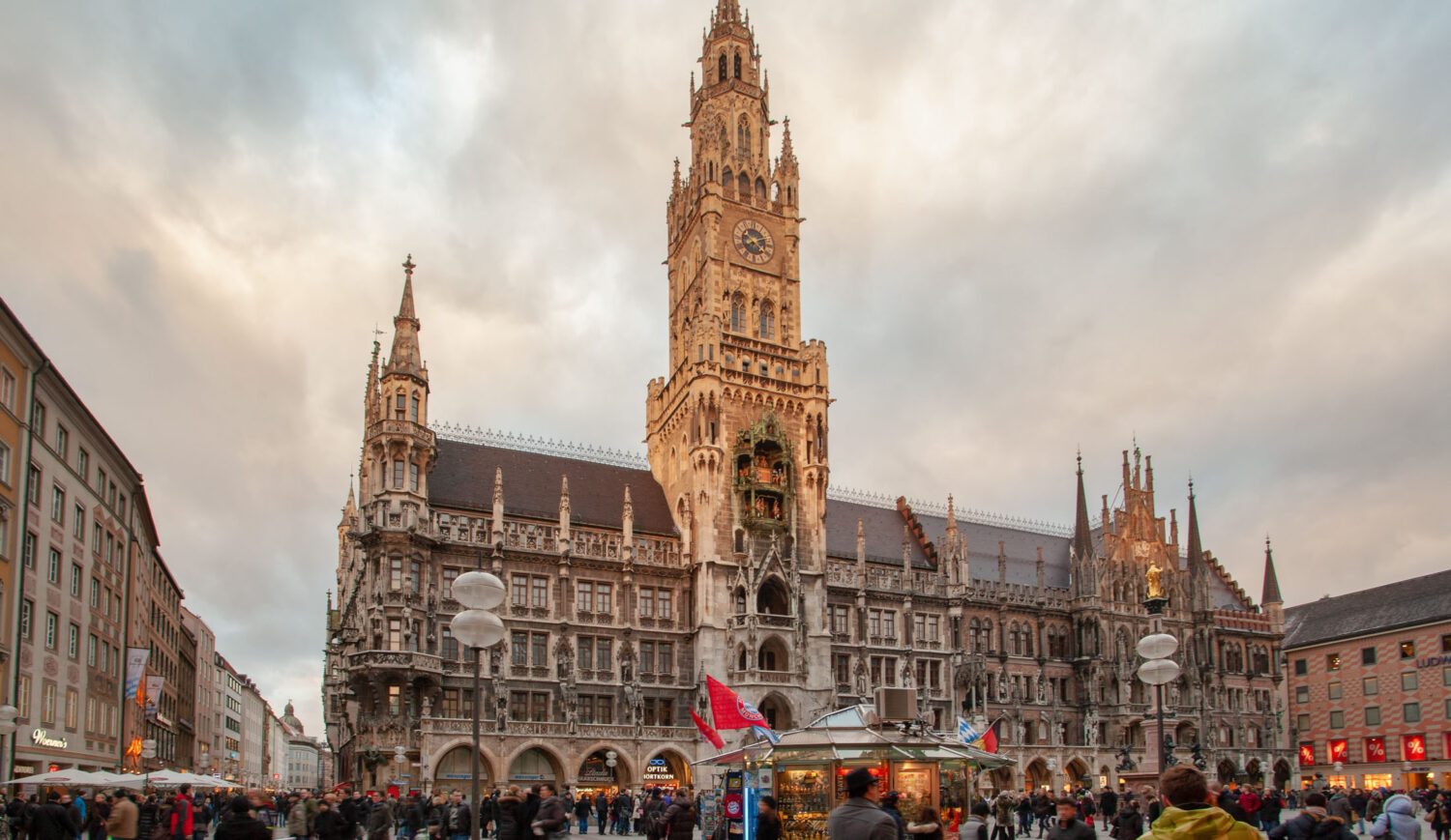 Especially around sights there is often a lot of hustle and bustle, like here at Munich City Hall