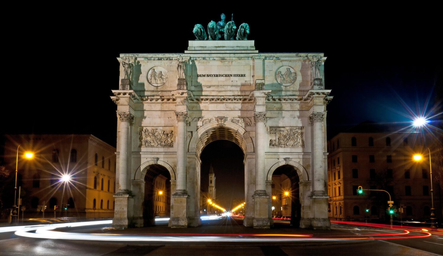 Thanks to a long exposure, you can photograph light streaks from cars and impressively set the scene for a landmark like the Siegestor in Munich
