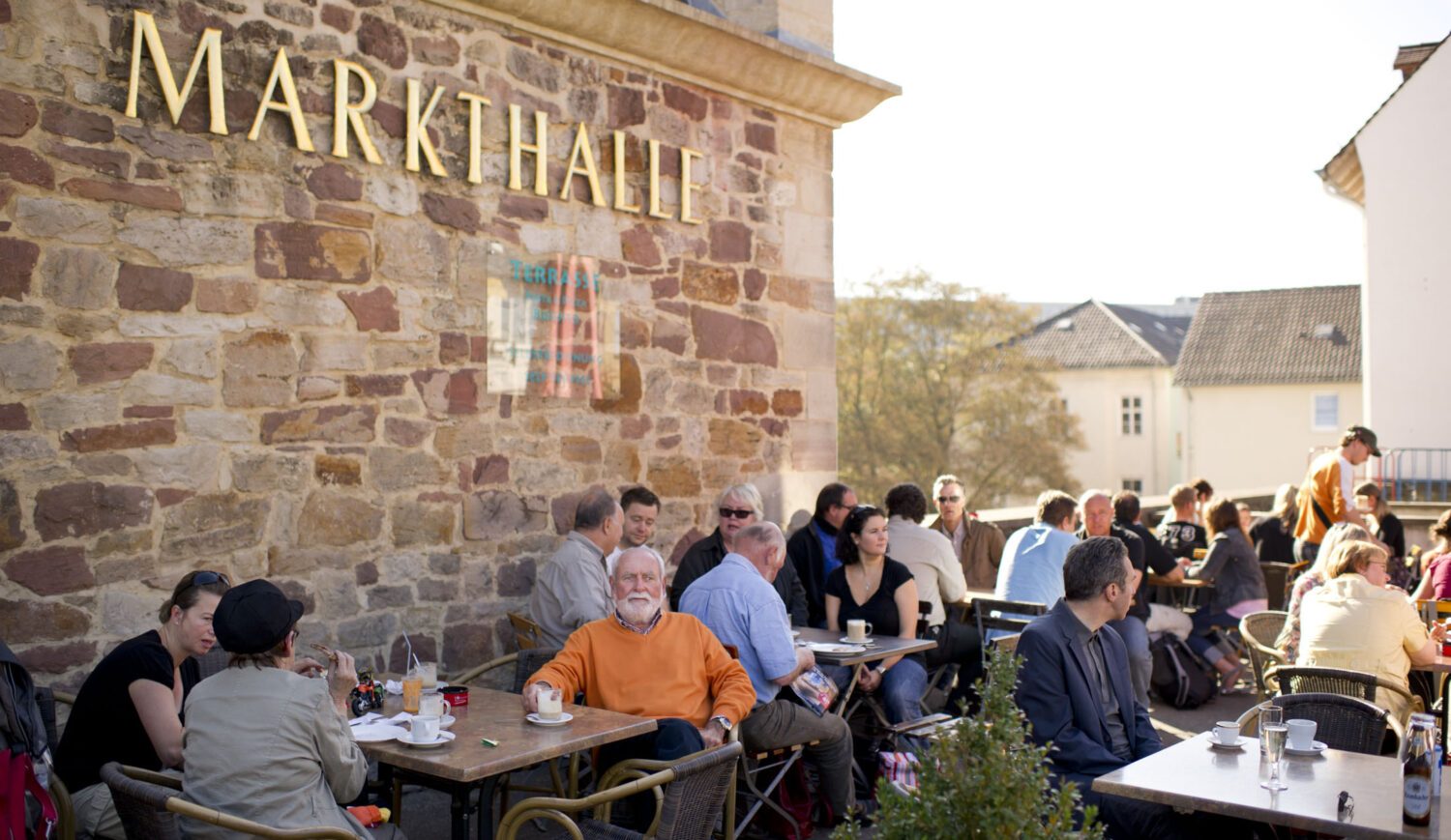 The historic market hall offers many delicacies - and a café with a view of the beautiful Karlsaue © Kassel Marketing GmbH | Photographer Paavo Blåfield