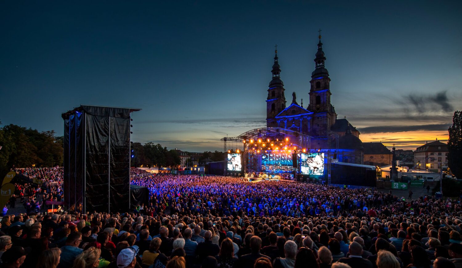 Unique setting: Superstars such as Elton John, Sting or Tom Jones have already stood on the stage in the heart of Fulda's Baroque Quarter. And this year, too, the lineup promises first-class entertainment © Christian Tech Photoplusgraphic