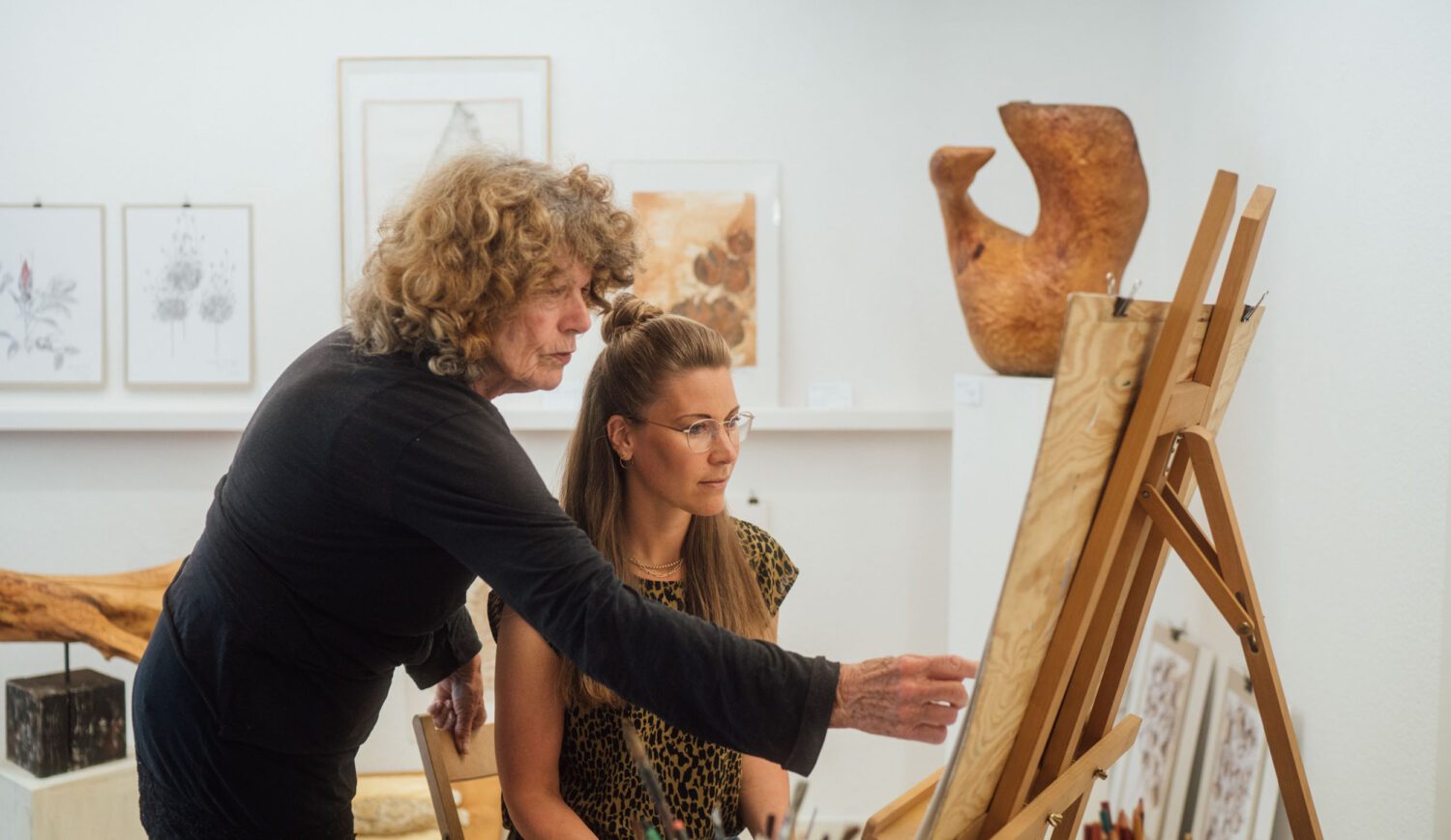 Nana Gabriele Vossen gibt Zeichenunterricht in ihrem Atelier in Ahrenshoop © TMV/Petermann