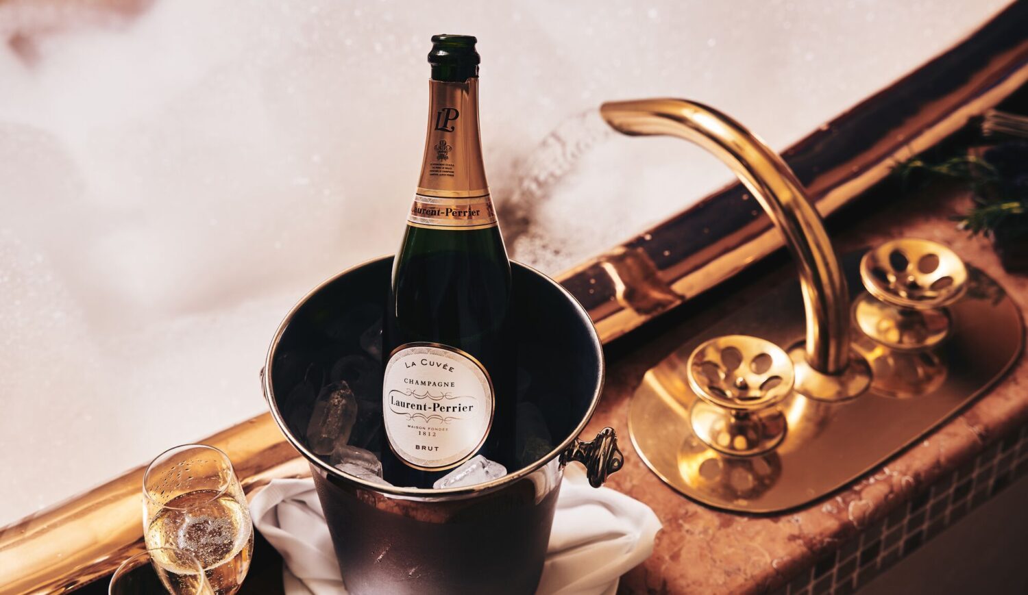 Champagne tastes best when chilled © Travelcharme - Arne Nagel
