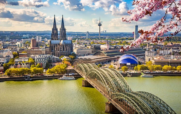 A view over Cologne in spring © sborisov - stock.adobe.com