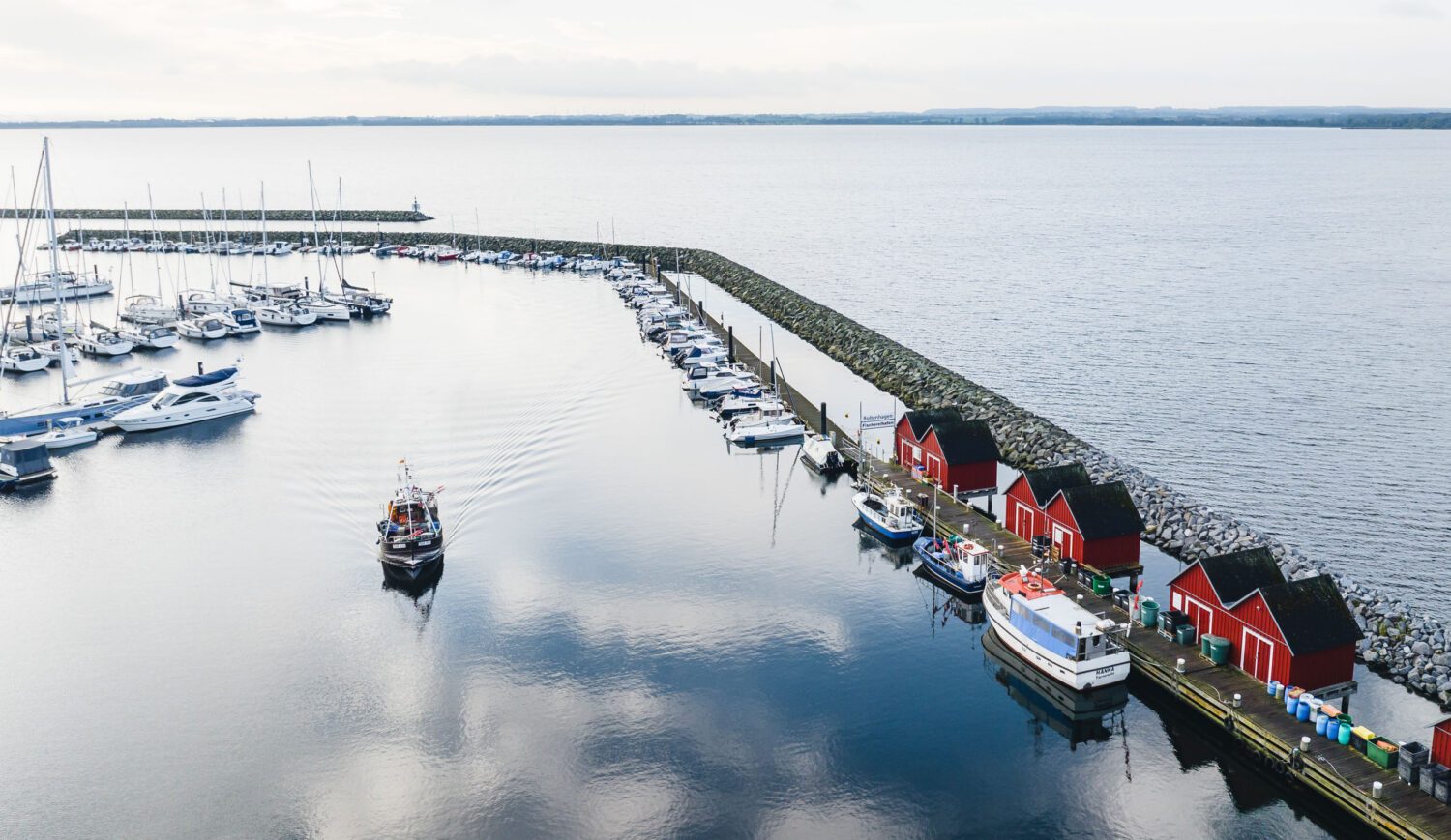 Einfahrt in den Hafen von Boltenhagen